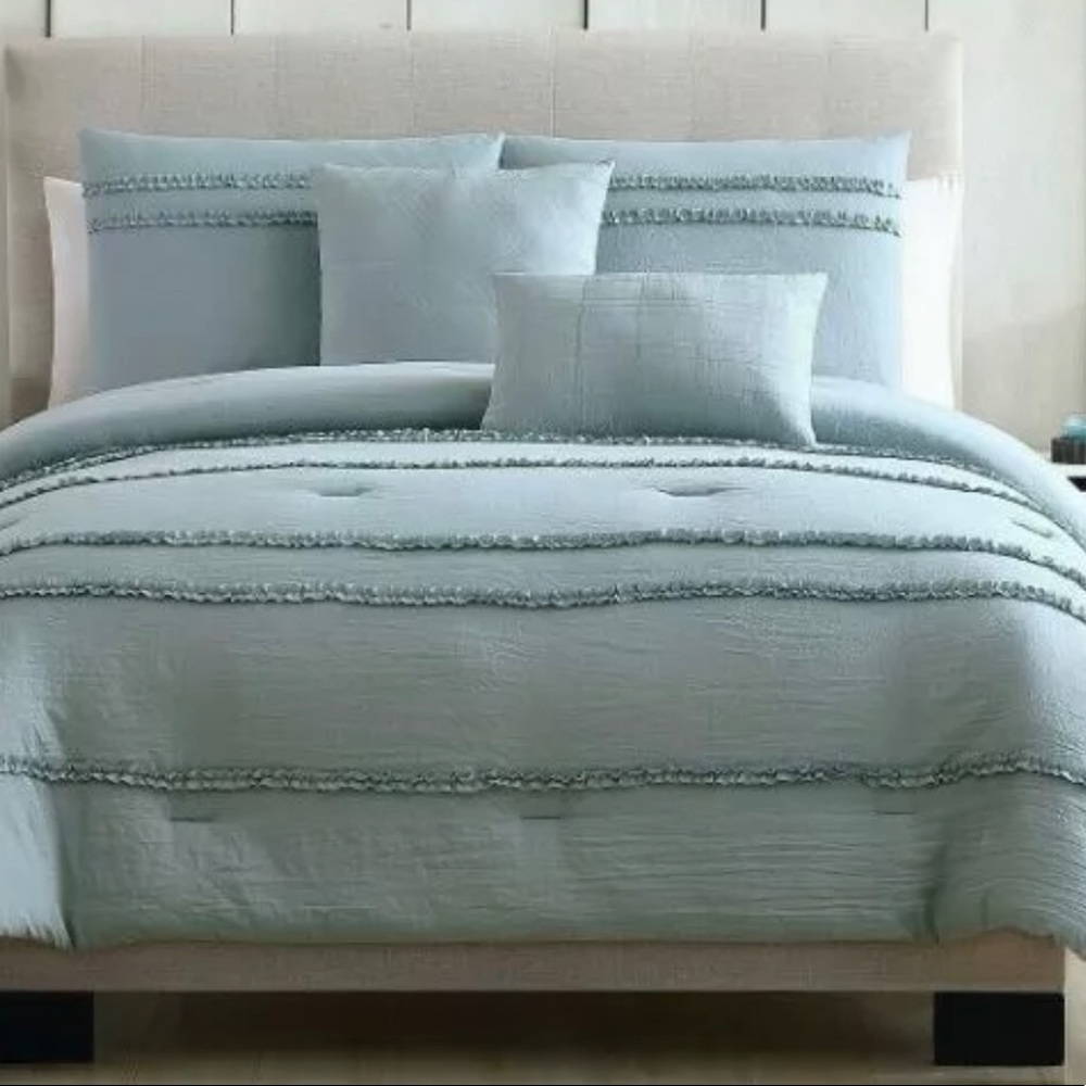 - Twin / Twin XL Odessa Blue Comforter Set…